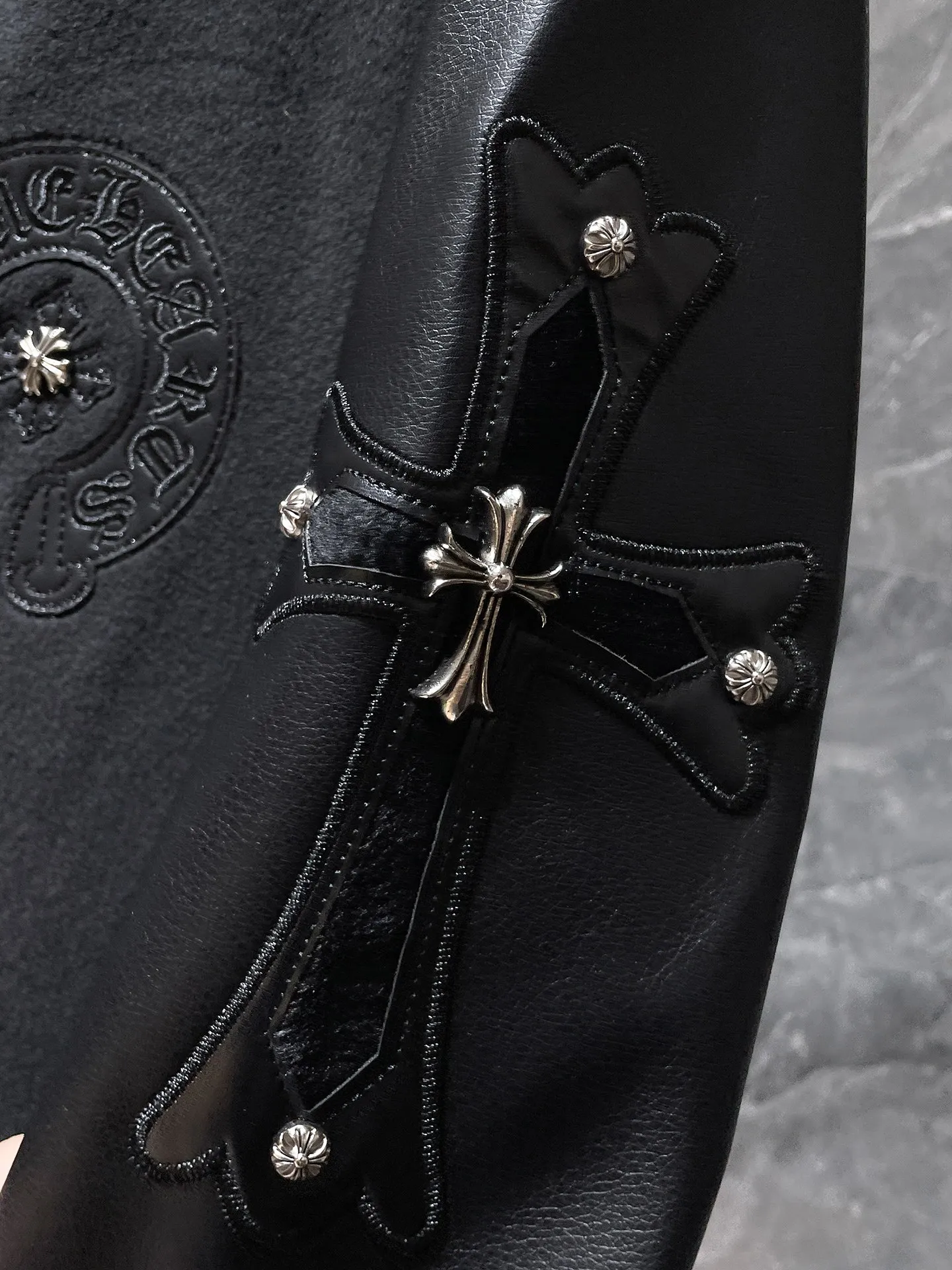 P436 new highest version! Chrome Hearts 🍁Winter clothing is here🍁 Sanskrit cross woolen leather sleeves spliced ​​with baseball embroidery cotton clothes, heavy embroidery ➕ special craftsmanship for double sleeve splicing, counter synchronization, heavy industry! ! Customized version of thickened woolen fabric, silk lining, customized version of hardware, not the ordinary version on the market! ! 🌈Recommended colors: black red 🌈Code numbers: S, M, L, XL